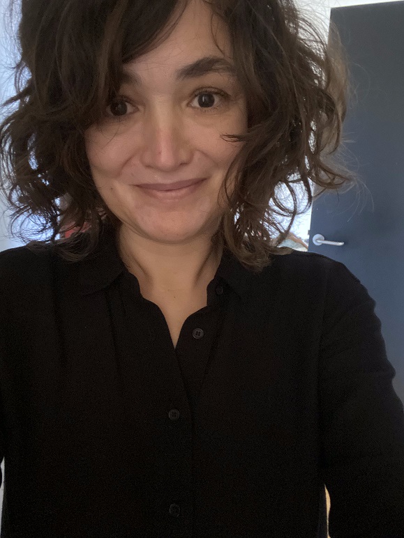 Dña. María Iza Andrés